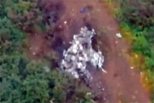 Szczątki śmigłowca Mi-8T, który rozbił się na Kamczatce, w widoku ze śmigłowca poszukiwawczo-ratowniczego / Zdjęcie: kadr z filmu MCzS
