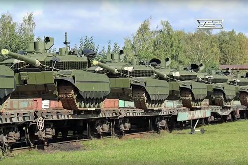 Pociąg z platformami, na których znajdują się czołgi T-90M Proryw, wyrusza z wytwórni Uralwagonzawod w Niżnym Tagile / Zdjęcie: kadr z filmu UWZ