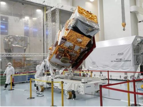 Satelita Copernicus Sentinel-2C przed załadowaniem do kontenera transportowego / Zdjecie: Airbus