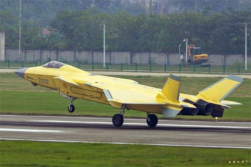 Pierwsze wyraźne zdjęcie chińskiego wielozadaniowego myśliwca stealth J-20A z rodzimymi silnikami WS-15 / Zdjęcie: chiński Internet via X – Rupprecht_A