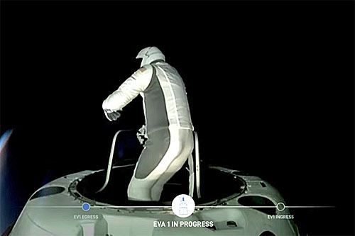 Jared Isaacman wychodzi z kapsuły Crew Dragon Resilience, by odbyć pierwszy komercyjny spacer kosmiczny / Zdjęcie: SpaceX