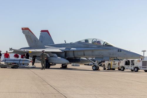 Personel USMC przygotowuje się do podwieszenia pocisku AGM-158A JASSM pod skrzydło samolotu F/A-18 Hornet / Zdjęcie: US Marine Corps –  Lance Cpl. Jennifer Sanchez