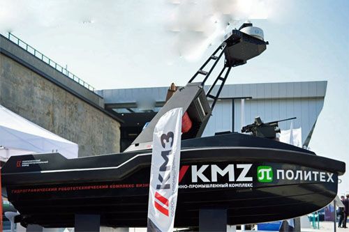 Bezzałogowy kuter ze strzeleckim modułem bojowym na dziobie podczas wodowania / Zdjęcie: KMZ