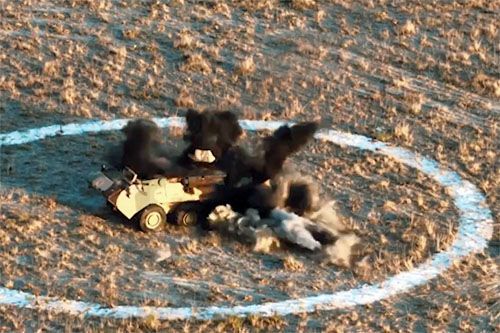 Moment trafienia bomby Tolun-IIR w cel ćwiczebny – kołowy transporter opancerzony odległy o 20 km od miejsca zrzutu / Zdjęcie: kadr z filmu Aselsan i Baykar