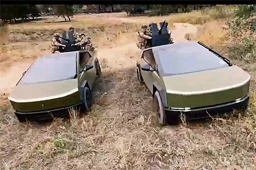 Uzbrojone w karabiny maszynowe elektryczne pojazdy terenowe Tesla Cybertruck podczas pokazowych ćwiczeń gdzieś w Donbasie / Ilustracja: kadr z filmu opublikowanego przez prezydenta Czeczenii Ramzana Kadyrowa – kadyrov_95 via X