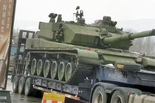 Chiński czołg podstawowy Typ 99A z umieszczonymi na wieży komponentami systemu ochrony aktywnej / Zdjęcie: via Beidou