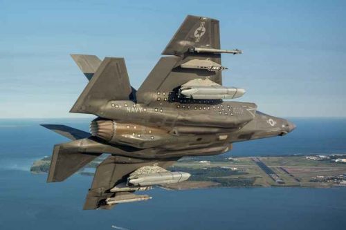 Do prób AGM-158 posłużył jeden z przedseryjnych F-35C (CF-2), pilotowany przez Theodore Dyckmana / Zdjęcia: Dane Wiedmann