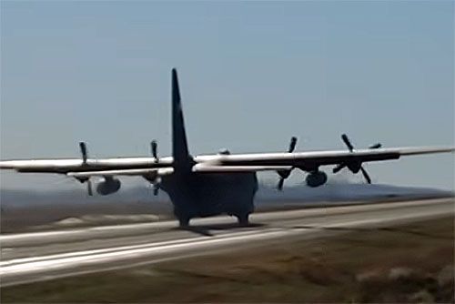 Samolot transportowy z 120th Airlift Wing ląduje na US Highway 87 / Zdjęcie: kadr z nagrania MT ANG