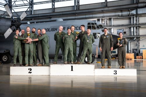 Głównymi celami Aviation Detachment 24-4 było doskonalenie umiejętności wykonywania operacji w spornym środowisku, w warunkach zakłócania przez przeciwnika nawigacji opartej na systemie GPS i przeprowadzania różnego rodzaju zrzutów, a także podnoszenie interoperacyjności wojsk polskich i amerykańskich / Zdjęcia: Grzegorz Czerniak – 3. SLTr.