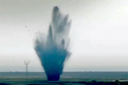 Kadr z nagrania monitoringu lotniska Miyazaki w Japonii pokazujący moment wybuchu bomby z czasów II w.św. / Zdjęcie: Civil Aviation College