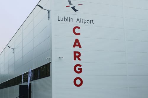 Nowy terminal cargo, który ma pozwolić na obsłużenie każdego rodzaju ładunku transportowanego drogą powietrzną, dzięki dogodnemu położeniu i dobremu skomunikowaniu, ma dać szansę lubelskiemu lotnisku na stanie się nowym polskim hubem logistycznym / Zdjęcie: Port lotniczy Lublin