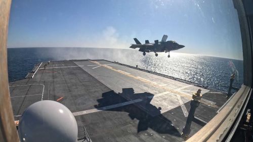 F-35B z VX-23 ląduje na pokładzie JS Kaga / Zdjęcia: MO Japonii, US Navy