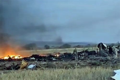 Dopalające się szczątki samolotu transportowego Ił-76, który rozbił się w Sudanie / Zdjęcie: kadr z filmu opublikowanego na X