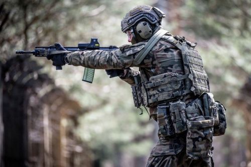 Kamizelki Gryf charakteryzują się niską masą, co wprost wynika z niewielkiej powierzchni chronionej osłonami balistycznymi kamizelek typu plate carrier / Zdjęcie: WOT
