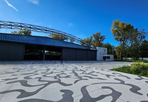 Nowy hangar został zbudowany na miejscu dawnego hangaru nr 5 należącego do 2.
