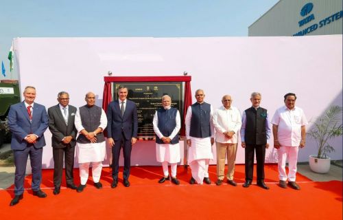 W ceremonii otwarcia linii montażu końcowego C295 w Vadodara wzięli udział m.in. premier Indii, Narendra Modi i premier Hiszpanii Pedro Sánchez oraz N. Chandrasekaran, prezes Tata Sons i Michael Schoellhorn, dyrektor generalny Airbus Defence and Space / Zdjęcie: Airbus
