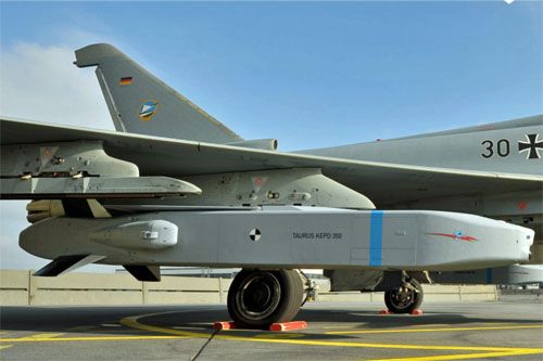 Pociski manewrujące Taurus KEPD-350 mają zasięg 500 km, co umożliwia atakowanie ważnych celów spoza zasięgu obrony powietrznej przeciwnika. Ten system uzbrojenia może być przenoszony m.in. przez samoloty Tornado i Eurofighter / Zdjęcie: MBDA