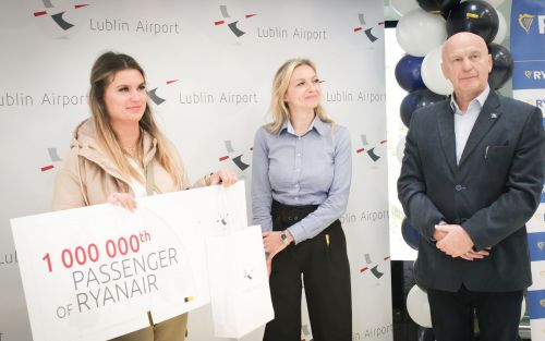 Milionowym pasażerem linii Ryanair obsłużonym w porcie lotniczym Lublin okazała się Magdalena Olszewska z Lublina, która przyleciała porannym rejsem z Dublina / Zdjęcie: Port lotniczy Lublin