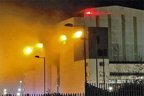 Na zdjęciach opublikowanych w mediach społecznościowych można zobaczyć płomienie i dym unoszący się nad Devonshire Dock Hall / Zdjęcie: via X