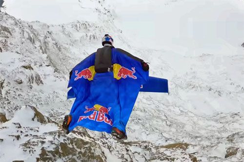 Peter Salzmann startuje do rekordowego lotu z góry Jungfrau w Alpach Szwajcarskich / Zdjęcie: Red Bull
