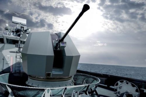 Na każdą z holendersko-belgijskich fregat ZOP mają trafić po dwie armaty Bofors kal. 40 mm / Ilustracja: BAE Systems
