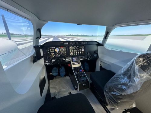Należący do Aeroklubu Krakowskiego symulator AL250 nie tylko umożliwia symulowanie lotów samolotami jednosilnikowymi ze śmigłami o stałym skoku i w wersji complex, wyposażonymi w chowane podwozie i śmigła samoprzestawialne, ale także samolotami wielosilnikowymi, pozwala też na wybór różnych konfiguracji awioniki, od klasycznych przyrządów po nowoczesny glass cockpit / Zdjęcie: Aeroklub Krakowski