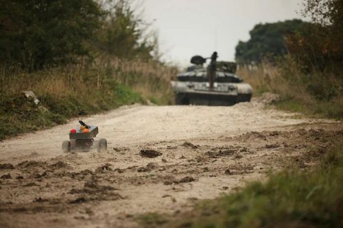 Według Brytyjczyków bezzałogowy pojazd lądowy z IED ma zrewolucjonizować pancerne pole bitwy / Zdjęcie: MO Wielkiej Brytanii