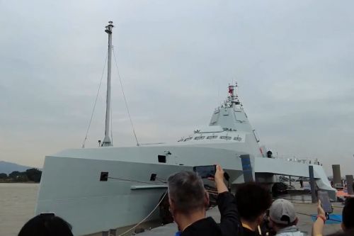 Prezentowany w Zhuhai okręt JARI-USV-A Orca z bsl Z-5B na pokładzie / Zdjęcie: MO ChRL
