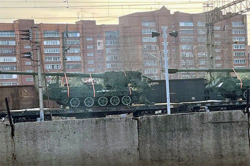 Dostarczone przez KRLD haubice kal. 170 mm przejeżdżają na platformach kolejowych przez Rosję / Zdjęcie: via kanał Telegram