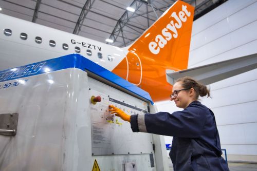 W trakcie organizowanego przez easyJet dwuletniego programu Aeronautical Engineering Apprenticeship stażyści zdobywają umiejętności potrzebne do zostania licencjonowanymi mechanikami i stania się pełnoetatowymi członkami zespołów technicznych linii lotniczych / Zdjęcie: easyJet