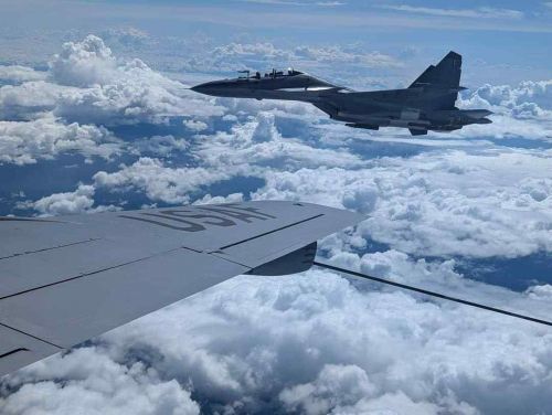 Malezyjskie Su-30MKM pobierały naftę z KC-135R za pomocą przewodu elastycznego i sondy / Zdjęcia: Dowódca Gwardii Narodowej stanu Waszyngton