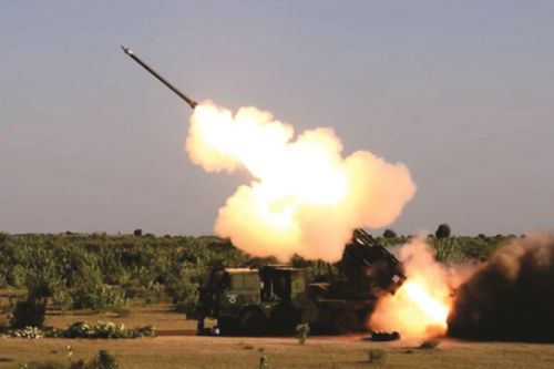 Amunicja Guided Pinaka Weapon System jest naprowadzana za pomocą układu INS i GNSS / Zdjęcie: MO Indii