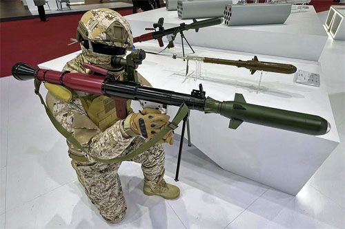 Chińska odmiana granatnika RPG-7 – Typ-69 z samonaprowadzającym się na cel podświetlony promieniem lasera pociskiem JK-1H / Zdjęcie: via Weibo