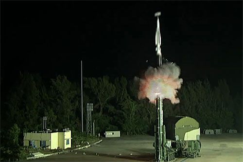 Przeciwokrętowy rakietowy pocisk hiperdźwiękowy dalekiego zasięgu, zaprojektowany przez indyjską DRDO, startuje do lotu testowego / Zdjęcie: DRDO