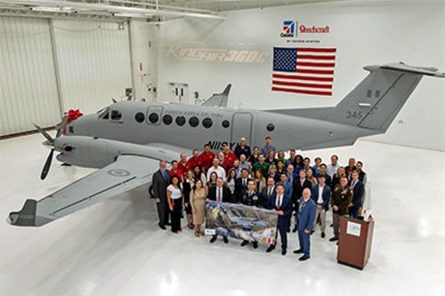 Pierwszy z dwóch zamówionych od Textron Aviation samolotów wielozadaniowych Beechcraft King Air 360CHW podczas uroczystości przekazania go wojskom lotniczym Peru / Zdjęcie: Textron Aviation