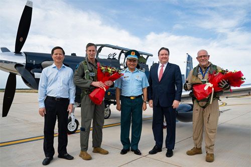 Jednym z samolotów Texan II do Wietnamu przyleciał gen. Kevin Schneider, dowódca Pacific Air Forces. Przywitał go gen. por. Nguyen Van Hien, dowódca wietnamskich Sił Obrony Powietrznej, oraz ambasador USA Marc Knapper / Zdjęcie: af.mil via X