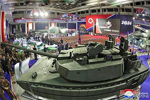 Nowy czołg podstawowy KRLD – Tianma-2 pokazany podczas zorganizowanej w Pjongjangu Wystawy Uzbrojenia Rozwój Obrony Narodowej 2024