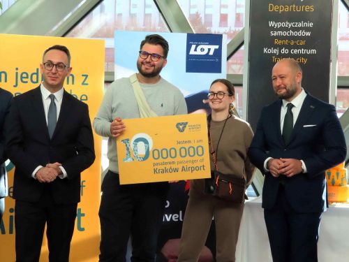 10-milionowym pasażerem okazał się Mateusz Żelazny z Krakowa, który około 11:10 wraz z żoną przyleciał rejsem PLL LOT nr LO3907 z Warszawy / Zdjęcia: Marcin Sigmund