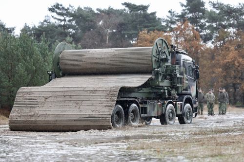 Holendrzy mają odebrać 10 nowych pojazdów z rozkładanymi matami, umożliwiającymi jazdę w trudnym terenie / Zdjęcia: MO Holandii