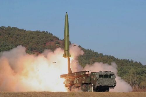 Koreańczycy z północy zamierzają rozbudować możliwości produkcji taktycznych pocisków balistycznych / Zdjęcie: KCNA