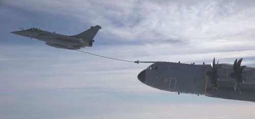 Rafale M podaje paliwo A400M za pomocą NARANG / Zdjęcie: DGA