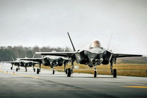 Holenderskie F-35A kołują po pasie bazy lotniczej Ämari w Estonii / Zdjęcie: holenderskie Ministerstwo Obrony