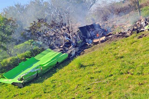Dogasające szczątki samolotu EMB-201 Ipanema, który rozbił się podczas oprysku pola ryżowego w pobliżu Capivari do Sul w Brazylii / Zdjęcie: Air Safety via X