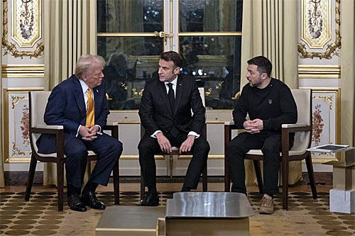Francuski prezydent Emmanuel Macron przyjął w Pałacu Elizejskim Donalda Trumpa i Wołodymyra Zełenskiego przed uroczystym otwarciem odnowionej katedry Notre Dame / Zdjęcie: x.com/EmmanuelMacron