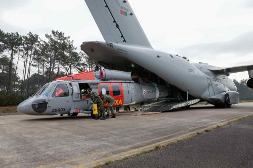 Trzeci UH-60 dla wojsk lotniczych Portugalii został dostarczony do kraju na pokładzie transportowca KC-390 / Zdjęcia: FAP