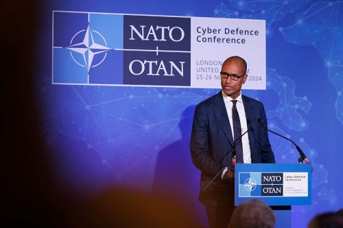 Jean-Charles Ellermann-Kingombe, zastępca sekretarza generalnego ds. innowacji, hybrydowości i cyberprzestrzeni w NATO, przemawiający na konferencji NATO Cyber Defence Conference, która odbyła się w Lancaster House w Londynie w listopadzie 2024 / Zdjęcie: Foreign, Commonwealth & Development Office