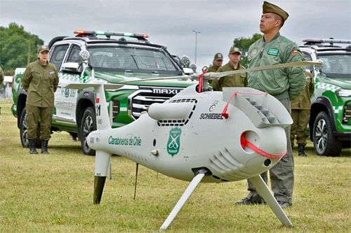 Bezzałogowy śmigłowiec rozpoznawczy Schiebel Camcopter S-100 nr C-31 z operatorem z Sekcji Bezzałogowcówl Prefektury COP Araucanía / Zdjęcie: Carabineros de Chile