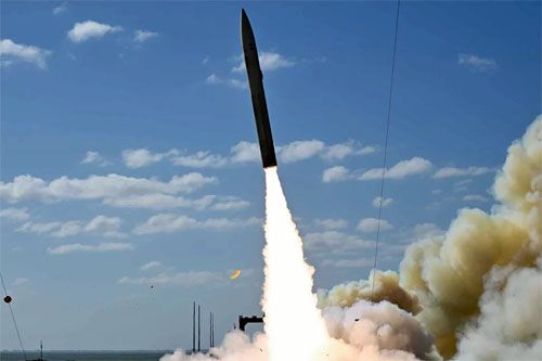 Hipersoniczny pocisk rakietowy Dark Eagle startuje do lotu testowego z wyrzutni na Cape Canaveral Space Force Station na Florydzie / Zdjęcie: US DoD