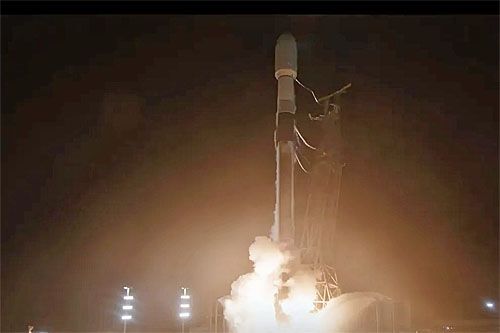 Rakieta nośna SpaceX Falcon 9 startuje do misji Bandwagon-2 / Zdjęcie: SpaceX