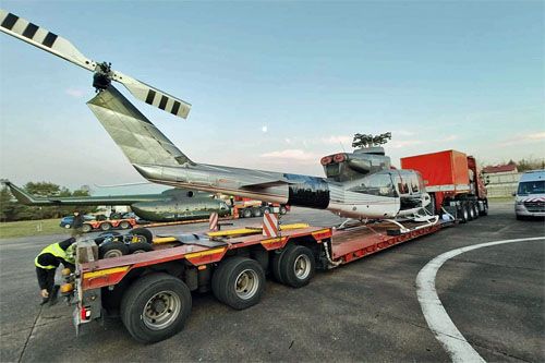 Na platformie transportowej śmigłowiec Bell 412HP przekazany przez Polskę Ukrainie w grudniu 2024 / Zdjęcie: RARS